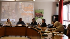 Taula rodona amb diverses persones sentades 